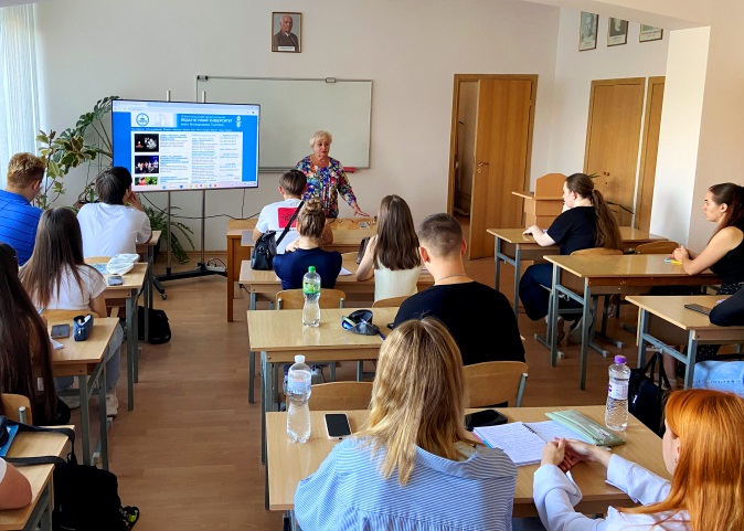 Любов Барна розповідає першокурсникам про особливості ОП Середня освіта (Біологія та здоров'я людини, хімія).JPG